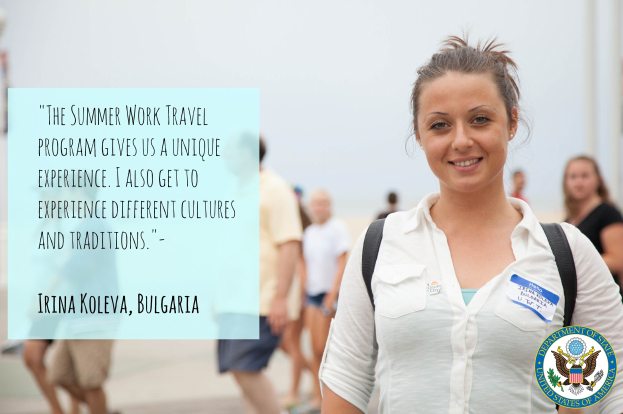 Eine Frau mit einer Tasche lächelt umgeben von einer Gruppe von Menschen, die gehen, mit Text auf der linken Seite, der besagt: "Das Sommerarbeit- und Reiseprogramm gibt uns eine einzigartige Erfahrung, ich erlebe auch verschiedene Kulturen und Traditionen - Irina Koleva, Bulgarien."