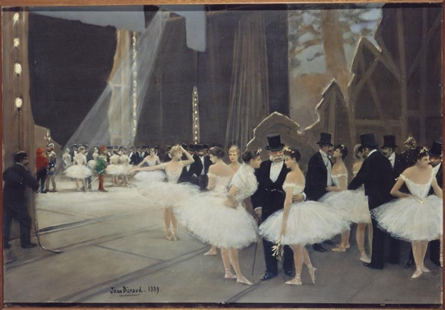 Gemälde mit dem Titel 'Tanz an der Oper' von Jean Beraud, 1889, das eine Gruppe von Ballerinen in weißen Tutus und Hüten auf einer hell erleuchteten Bühne zeigt, eingerahmt von einem Photo.