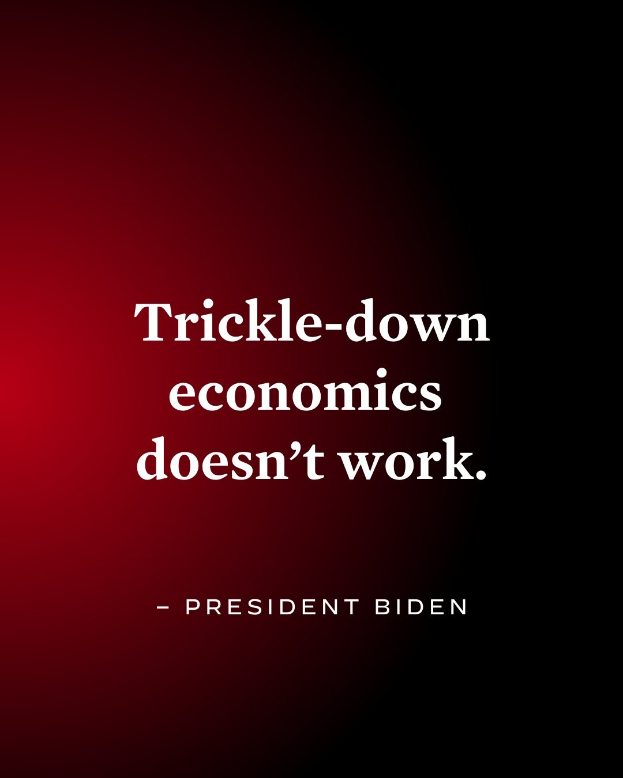 Plakat mit fetter schwarzer Schrift "Trickle-Down Economics Doesn't Work" auf weißem Hintergrund, umrahmt von einem schmalen schwarzen Rand, mit einem Zitat von Präsident Biden.