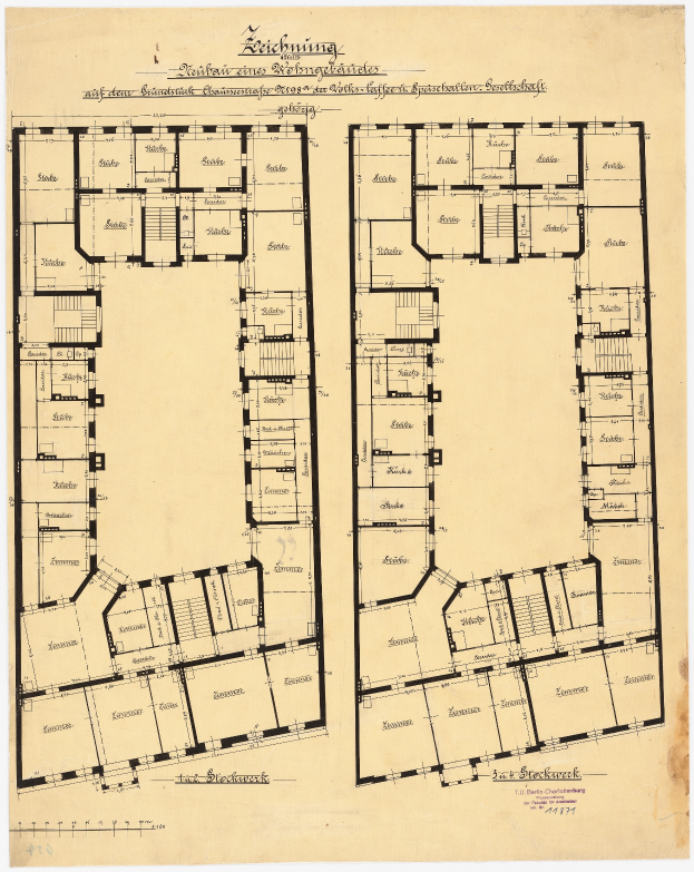 Ein detaillierter Grundrissplan des Reichstagsgebäudes in Berlin, Deutschland, der Räume, Flure, Fenster, Türen und andere Merkmale mit begleitendem Text zeigt.