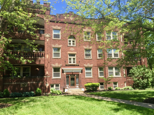 Großes Backsteingebäude mit grünem Rasen, Bäumen und einem klaren blauen Himmel in Chicago, Illinois, verfügbar zur Miete mit der Liste ID 29058910.