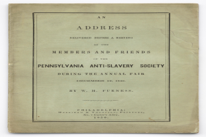 Ein offenes Buch mit dem Titel "Eine Ansprache vor einer Versammlung der Mitglieder und Freunde der Pennsylvania Anti-Slavery Society während der jährlichen Messe" auf dem Cover, das eine Seite mit schwarzem Text zeigt.