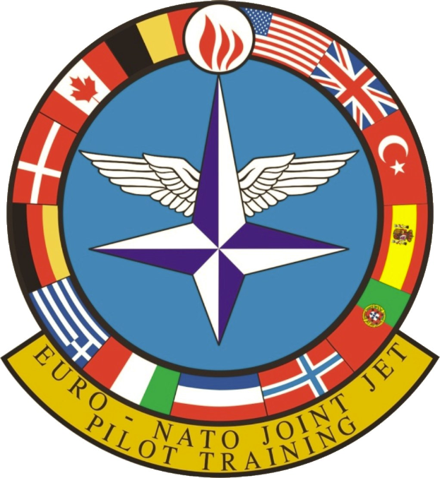 Logo der NATO-Joint-Jet-Pilotenschule mit einem blauen Kreis mit einem weißen Stern, umgeben von vier farbigen Flaggen und der weißen Aufschrift "NATO Joint Jet".