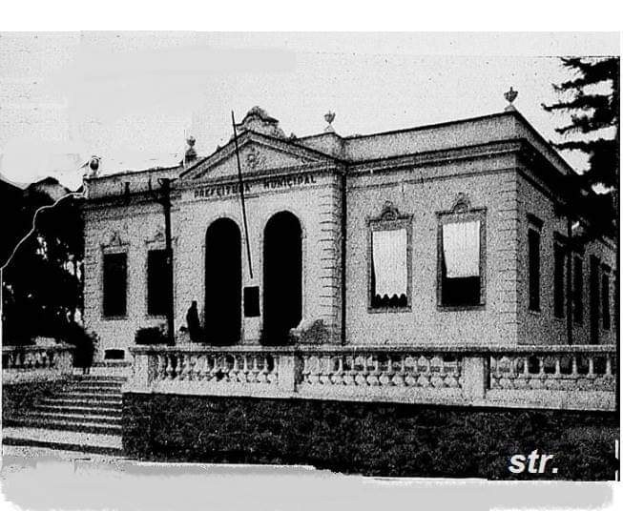 Schwarzes und weißes Foto des Präfektur-Municipal-Office in San Francisco, Kalifornien, mit einem Gebäude mit Fenstern, Türen, Säulen, Treppen, Geländern, Pflanzen, Bäumen und einem Himmel-Hintergrund.