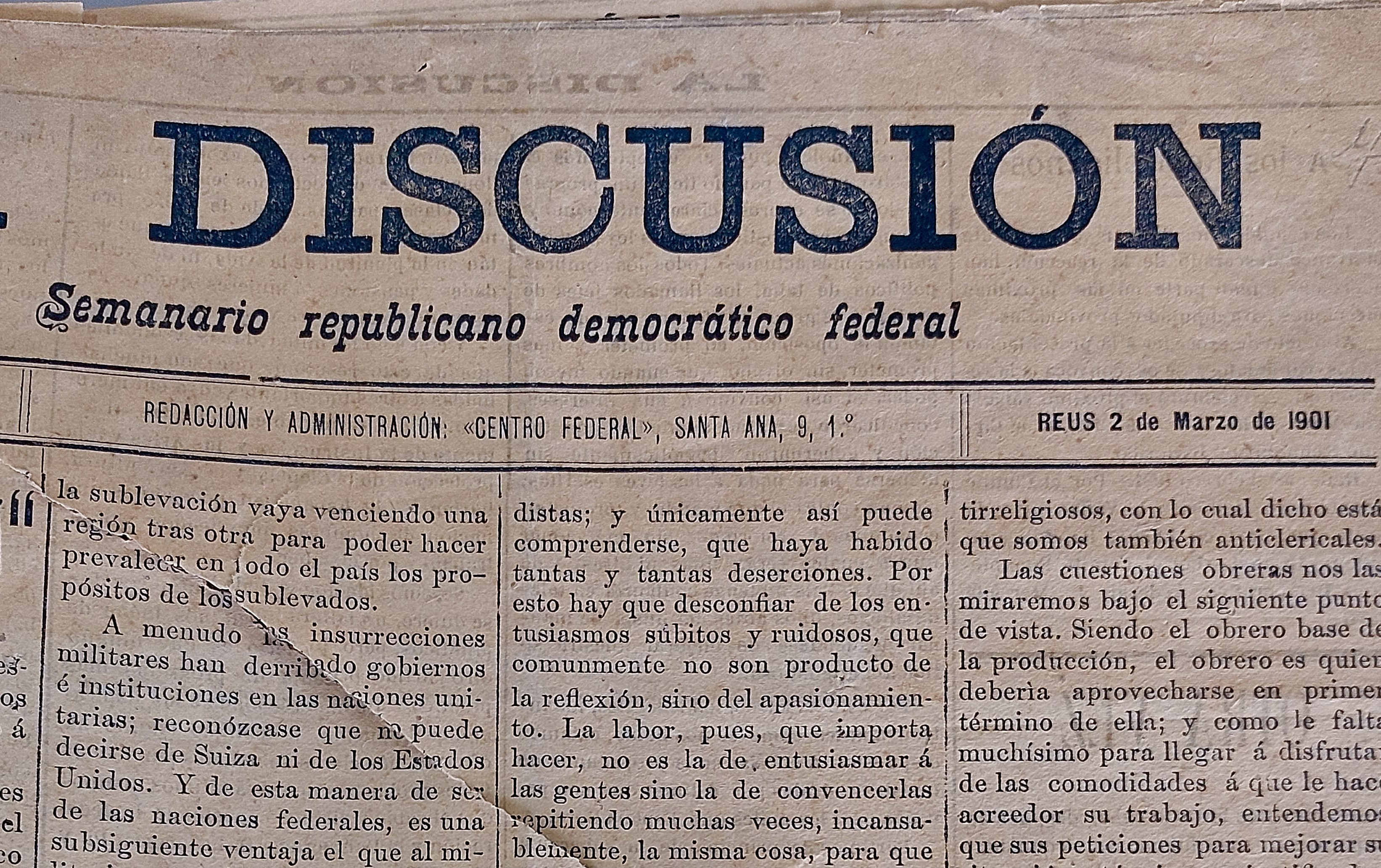 Gelblicher Zeitungsausschnitt mit schwarzer Schrift, Überschrift "Semanario Repúblicano Democrático Federal", mit dem Wort "Diskussion", leicht zerknittert.