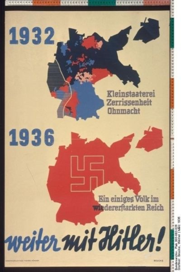 Plakat mit einer Deutschlandkarte, die Nazi-Symbole und den Text "Weiter mit Hitler" in Rot, Weiß und Blau zeigt.