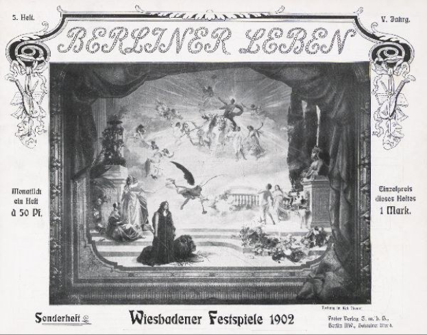 Schwarzes und weißes Foto einer Bühne mit der Aufschrift "Wiesbadener Festspiele 1902" und Darstellern in traditioneller deutscher Tracht, farbigen Bühnendekorationen und einem applaudierenden Publikum im Hintergrund.
