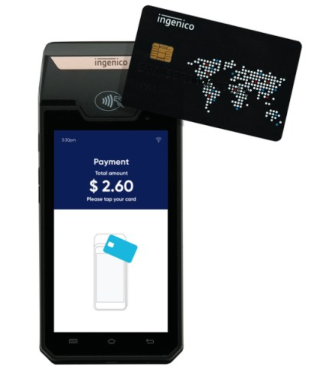 Mobiltelefon mit einer Kreditkarte neben einem Ingenico-Zahlungssystem.