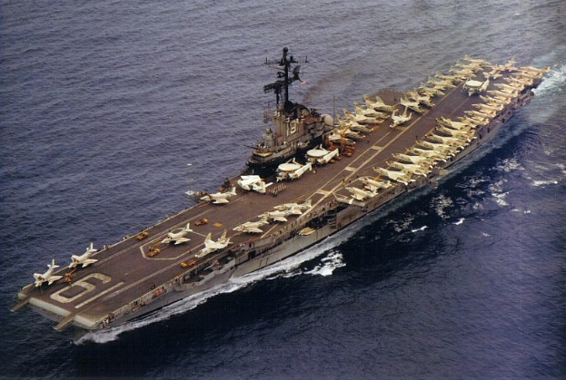 Das Flugzeugträger USS George H W Bush CVN-68 wird im Arabischen Meer gesichtet, mit mehreren Flugzeugen und verschiedenen Ausrüstungen auf seinem Deck.