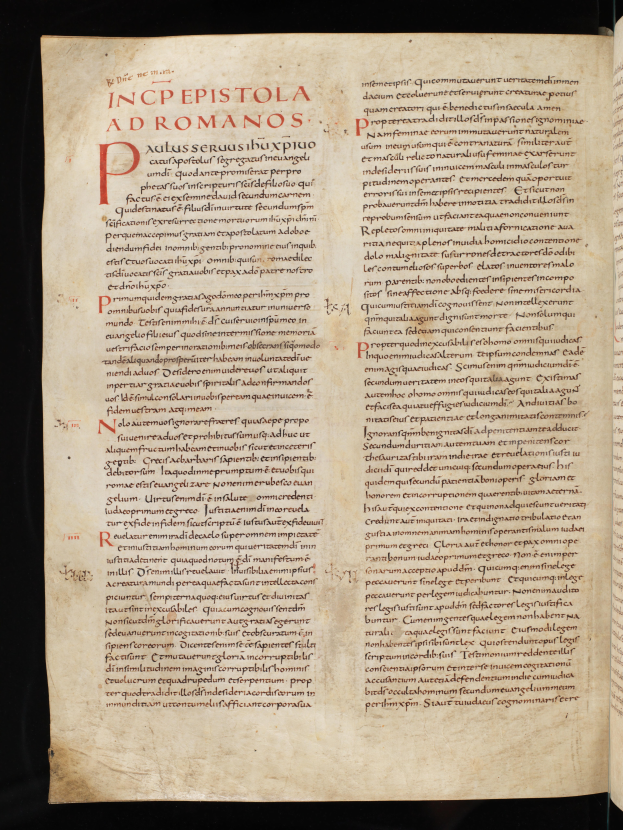 Ein offenes Buch mit roter Schrift in fetter Schriftart gegen einen schwarzen Hintergrund, das wie ein Brevier aussieht.