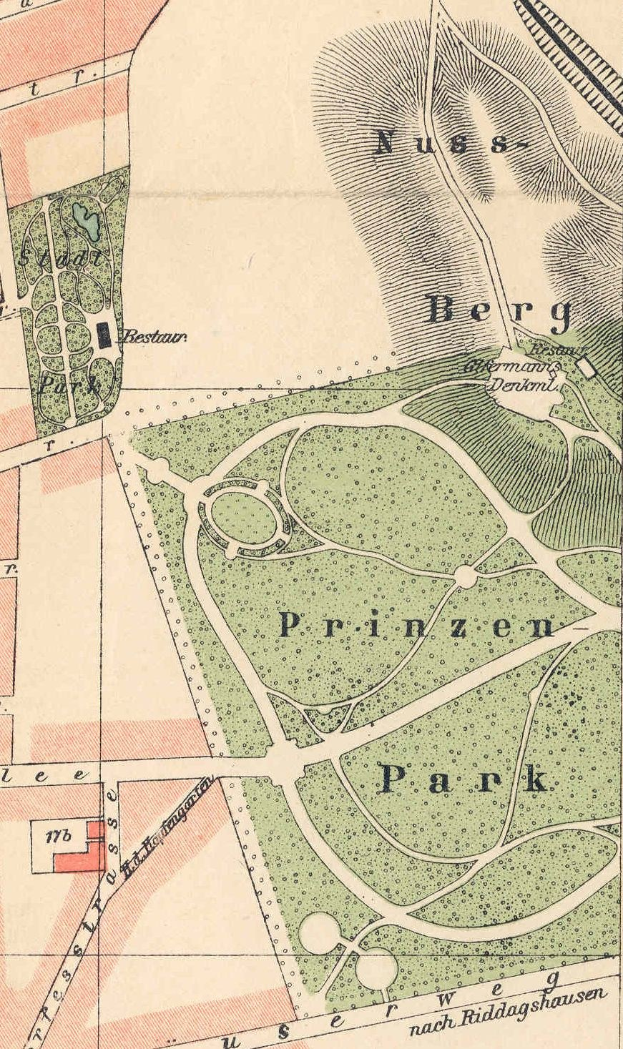 Ausführliche alte Karte von Berlin, Deutschland, die den Standort eines Parks mit Straßen, Sehenswürdigkeiten und textuellen Informationen über den Park hervorhebt.